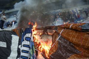 19 апреля: пожар на стадионе «Калининград» из-за брошенного фанатами файера