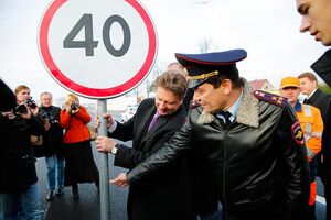 8 ноября: Министр транспорта РФ Соколов убирает знак ограничения скорости с гвардейской трассы