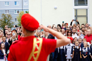1 сентября: линейка с гимном и военным оркестром в новой школе в Калининграде