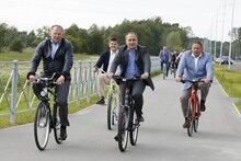 19 июня 2014: губернатор и чиновники протестировали новую велодорожку в Калининграде