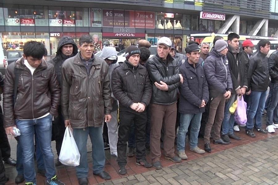 После рейда полиции на Центральном рынке домой отправляются 22 мигранта (фото)