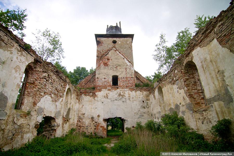 Газ и кости: в кирхе 15-го века в Зеленополье рушатся стены и исчезают захороненные останки
