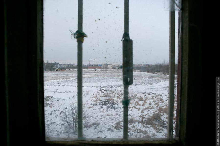 Собачий холод: в разгромленной бывшей казарме на Артиллерийской без тепла и воды живут люди