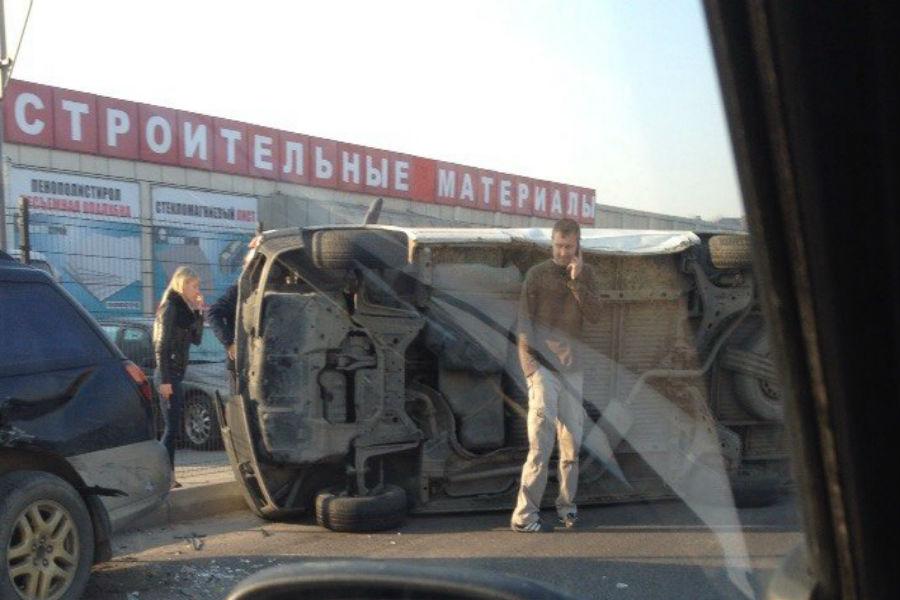 На Гагарина после столкновения с такси перевернулся микроавтобус (фото)