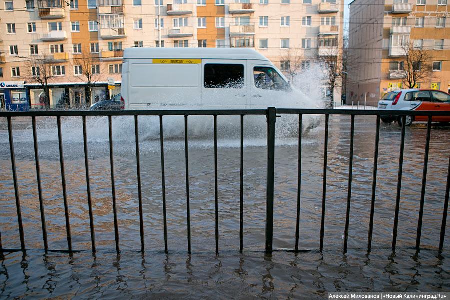 Зимний потоп: лопнувшая труба затопила Ленинский проспект (фото)