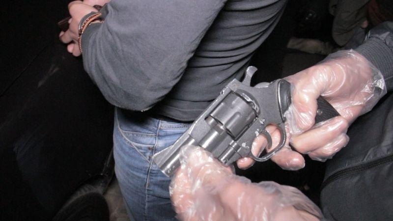 Полиция задержала у ночного клуба в Калининграде мужчину с двумя пистолетами (фото)