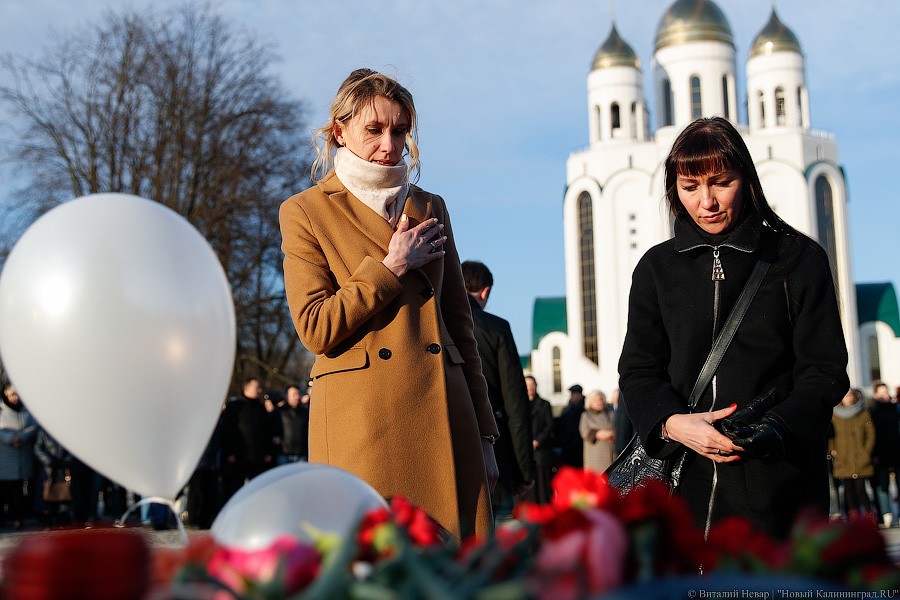 Опустить голову, зажечь свечу: в Калининграде почтили память погибших в Кемерово