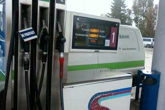 Вице-премьер Сечин поручил заморозить оптовые цены на бензин