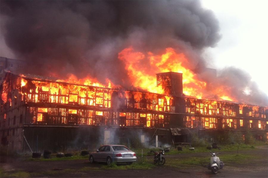 На ул. Белгородской крупный пожар, горят два здания и автомобили (+фото)  