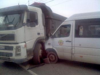 В Калининграде столкнулись маршрутка и грузовик, пострадали 8 человек