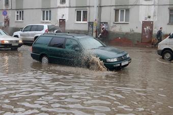 В Калининграде дождь затопил проезжую часть на улице Киевской