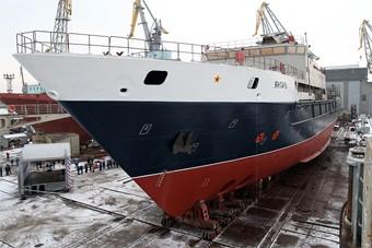 На заводе «Янтарь» спущено на воду судно, названное в честь предприятия
