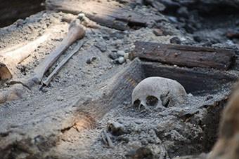 При раскопках на месте бывшего ККЗ «Россия» найдены 7 гробов