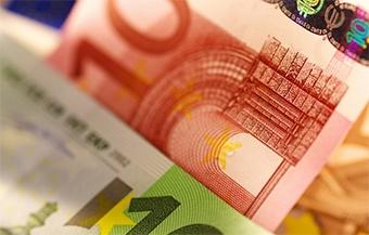 Курс евро впервые с мая превысил 49 рублей, а доллар обновил исторический максимум