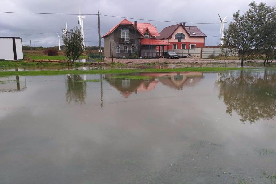 Очевидцы: из-за осадков и нарушенной дренажной системы затопило дома в СНТ «Светлогорское»