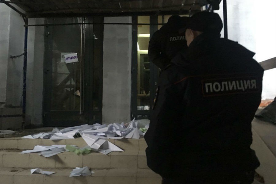 В Калининграде здание Роскомнадзора забросали бумажными самолетиками