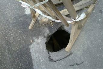 На Судостроительной на дороге обвалился асфальт, яму не заделывают несколько дней