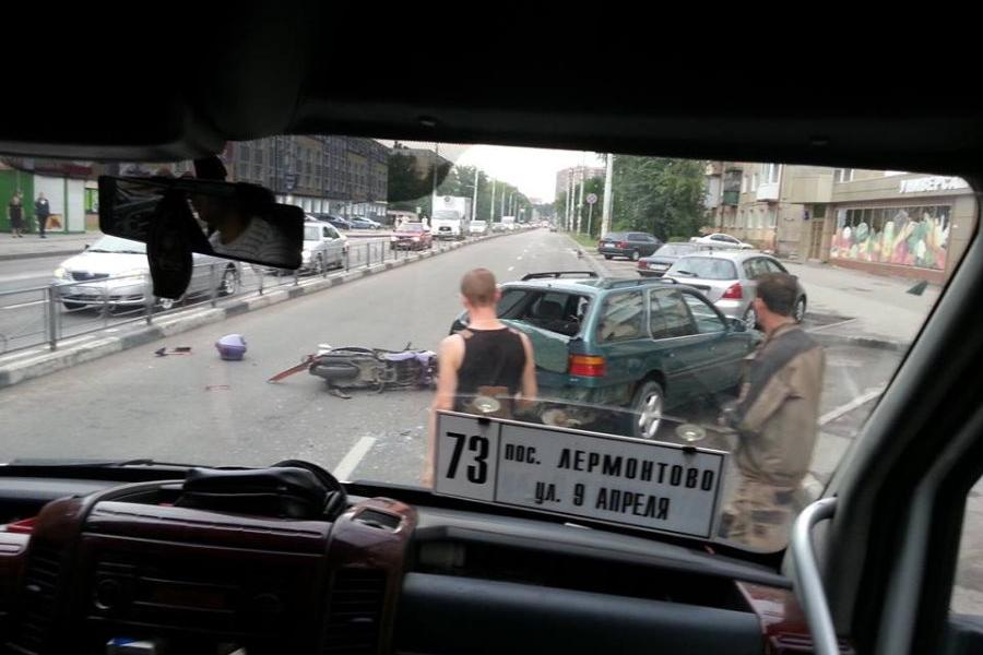 В Калининграде на ул. Горького в ДТП пострадал скутерист (фото)