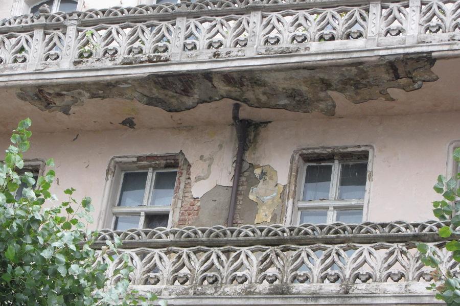 Во время грозы в Советске обвалились шпиль и часть балкона бывшего колледжа культуры (фото)