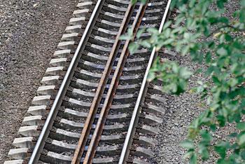 Поезд насмерть сбил мужчину, шедшего по железнодорожной колее (дополнено)