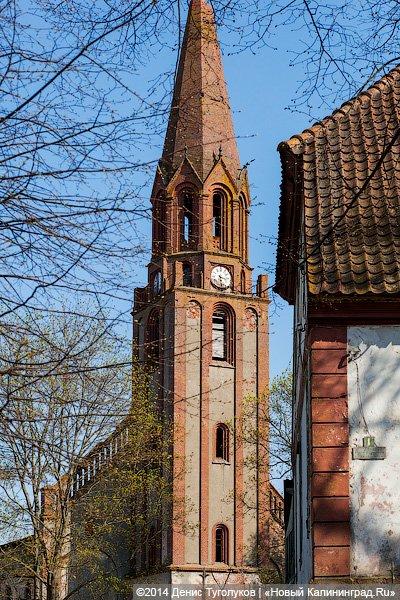 Плесень, снаряд, циферблат: РПЦ планирует восстановить кирху XVIII века в поселке Ясное
