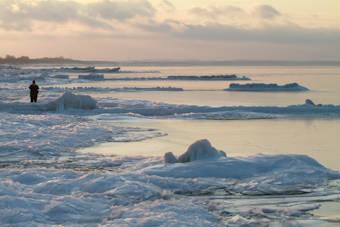 Спасатели доставили на берег 63 рыбаков, отрезанных от суши трещиной на льду