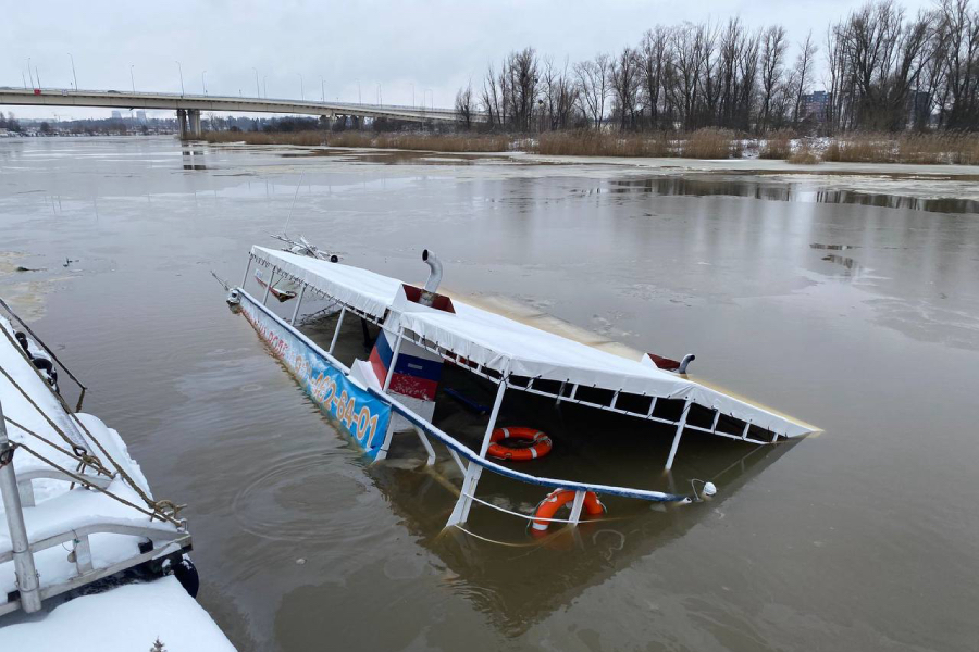 Следователи начали проверку после затопления прогулочного судна в Калининграде (фото)
