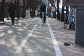 В Калининграде на Ленинском проспекте появилась импровизированная велодорожка (фото)