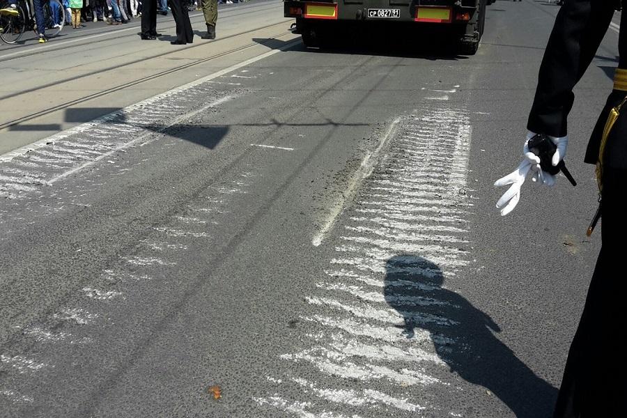 В Калининграде военная техника на параде Победы повредила асфальт (фото)