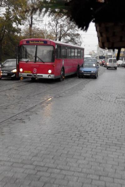 В Калининграде столкнулись автобус и легковушка, собирается пробка (фото)