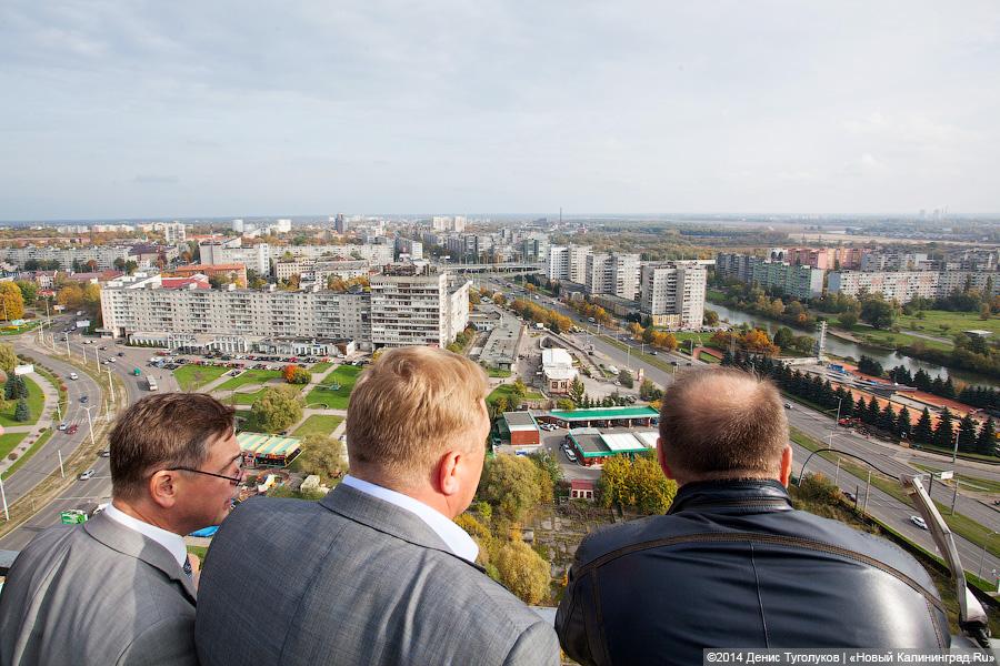 Взгляд с 22 этажа: губернатор и мэр забрались на крышу Дома Советов