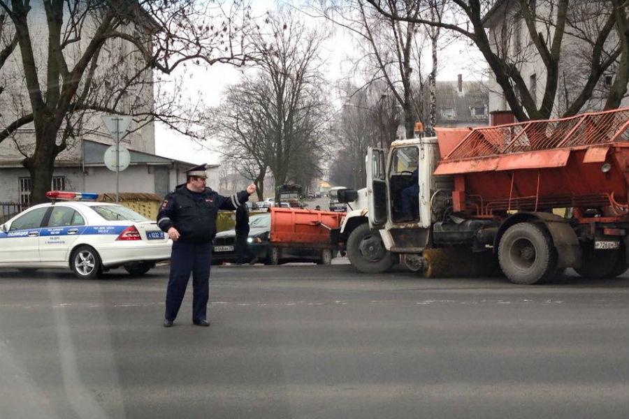 На Невского чистивший дорогу грузовик столкнулся с «БМВ» (фото)