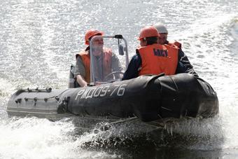 Спасатели доставили на берег 4 рыбаков, потерпевших бедствие в Балтийском море