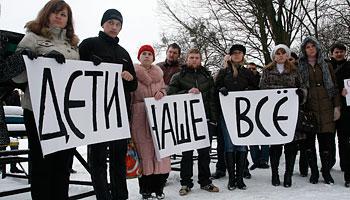 Госдума приняла закон о штрафах до 5 млн руб за торговлю детьми
