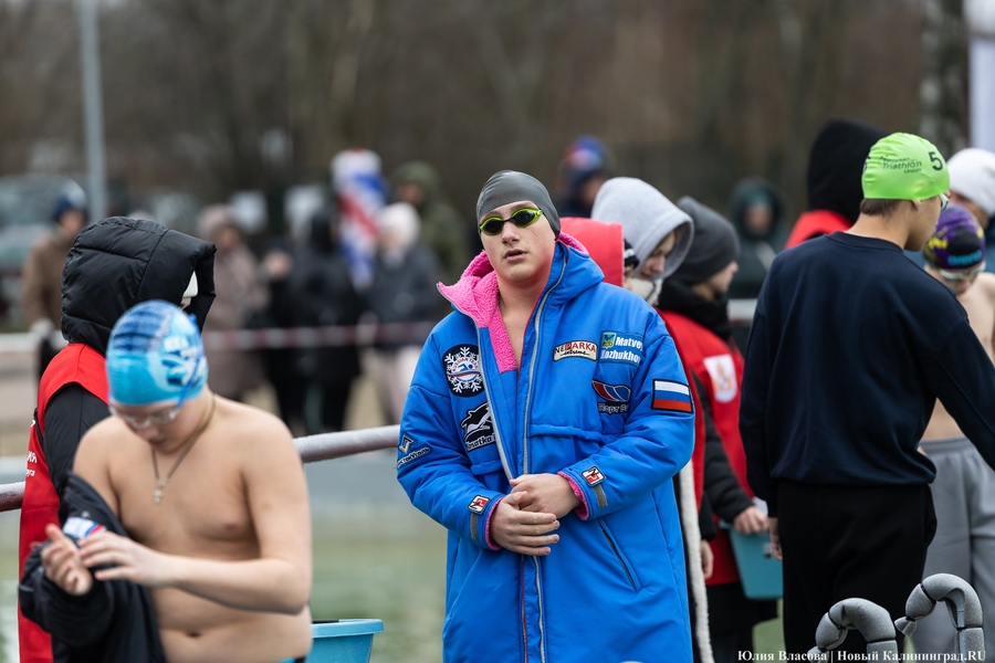 В минеральном бассейне Славска устроили соревнования по зимнему плаванию (фото)