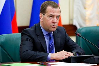 Медведев: в регионах много чиновников, их число нужно сокращать