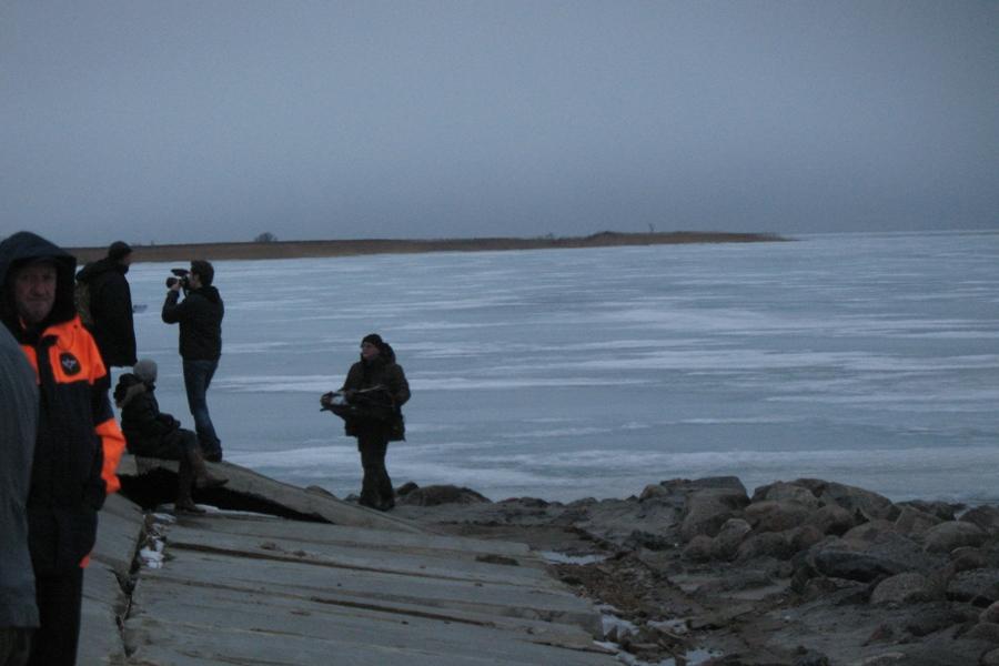 Спасатели эвакуировали со льдины в Куршском заливе 70 рыбаков (фото)