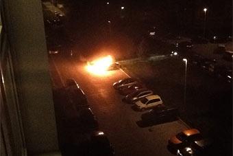 По соседству с домом Цуканова в Калининграде ночью сгорели сразу два автомобиля