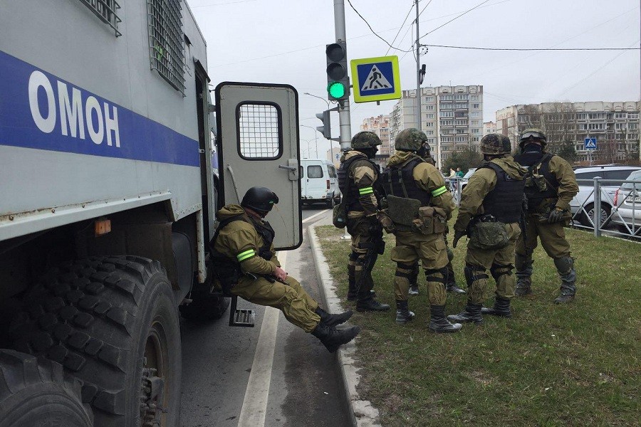 Очевидцы: в Калининграде люди с оружием проверяют водителей автобусов