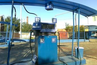 Медведев поручил ФАС проверить цены на бензин