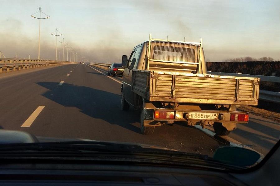 Из-за горящей травы на Приморском кольце столкнулись сразу 5 машин (фото)