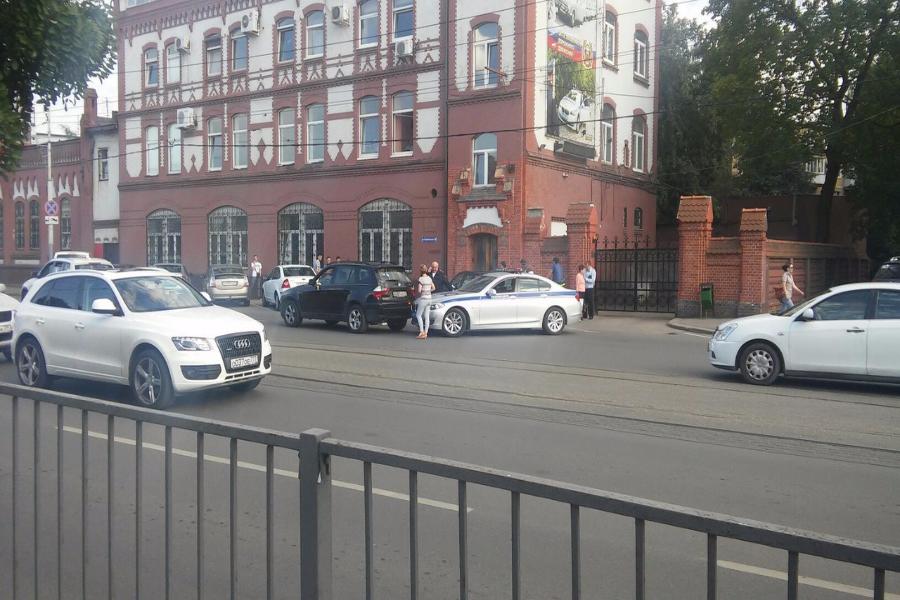 На ул. Черняховского столкнулись автомобиль ГИБДД и «БМВ» (фото)