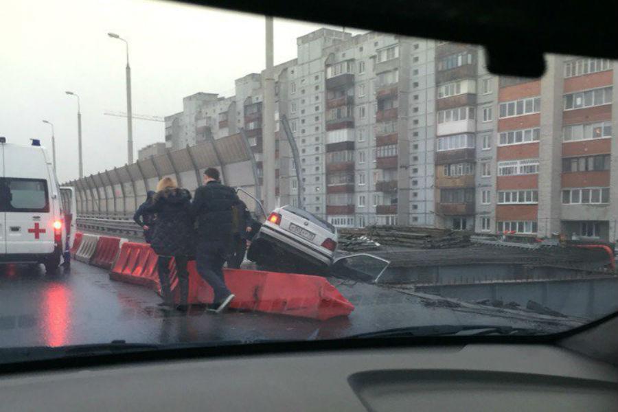 В Калининграде «БМВ» пробил ограждение на второй эстакаде (фото)