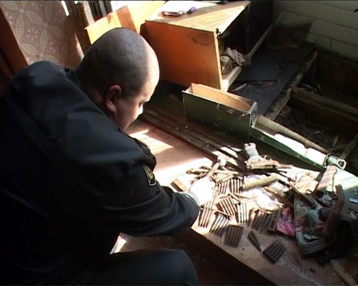 В Калининграде во время ремонта в квартире нашли тайник с оружием ВОВ (фото)