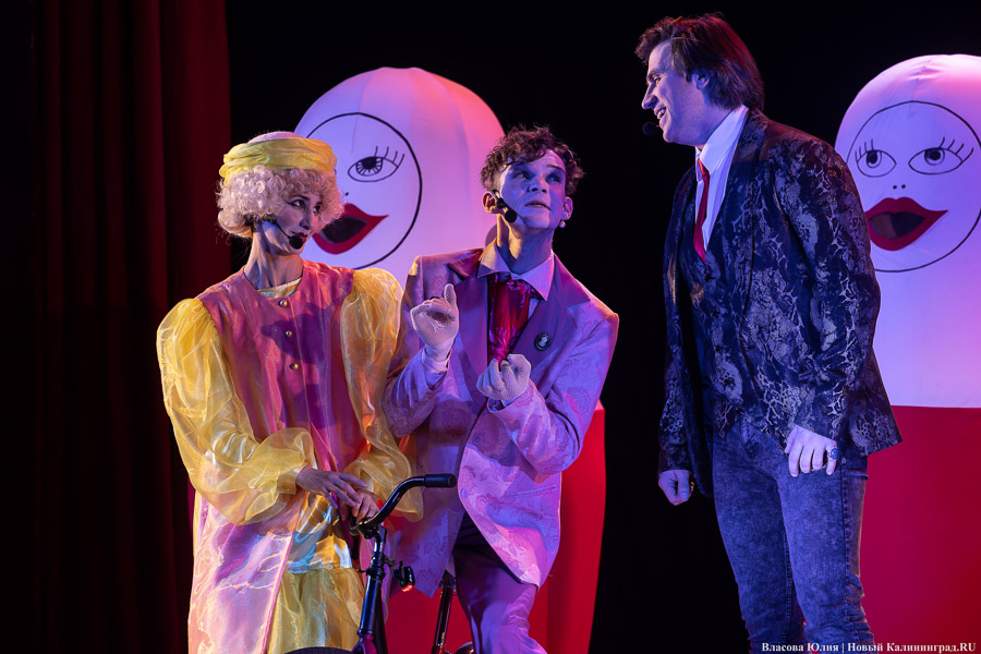 С интонациями The Beatles: в Музыкальном театре показали «Гоголюцинации Чичикова» (фото)