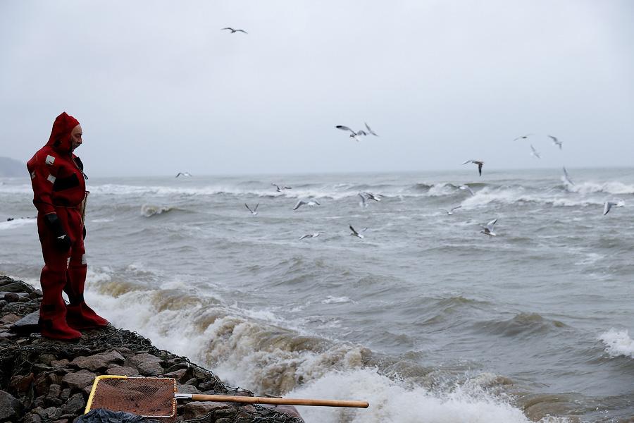 В набежавшую волну: как ловят янтарь на Балтике (фото)