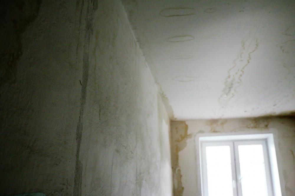 Астахова рассказала, когда починят текущую крышу в доме, ремонтируемом к ЧМ-2018