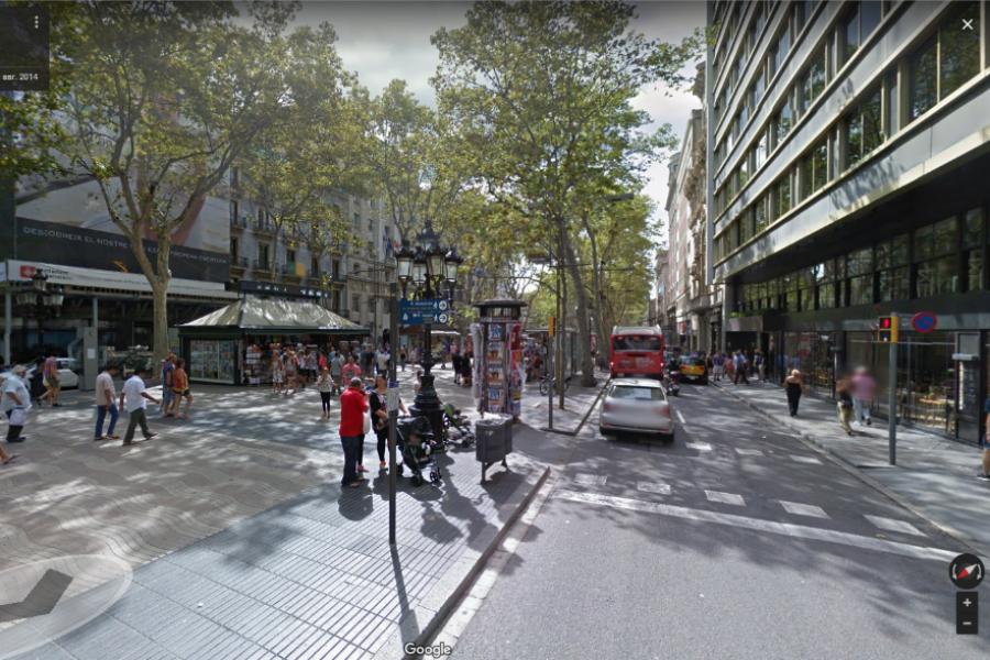 В центре Барселоны микроавтобус врезался в толпу пешеходов