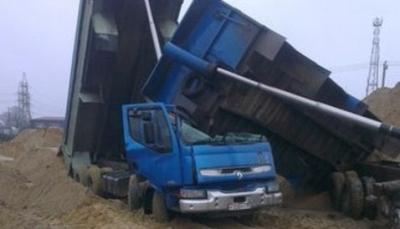 УМВД: водителя грузовика придавил упавший на его машину кузов самосвала (фото)