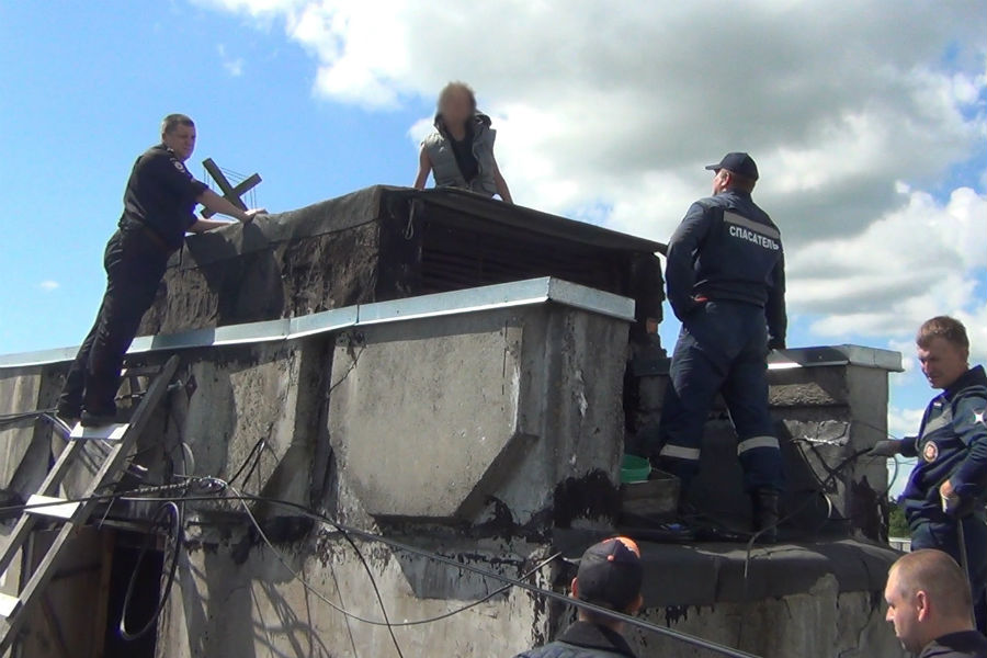 В Калининграде полицейские 3 часа уговаривали мужчину не прыгать с пятиэтажки (фото)